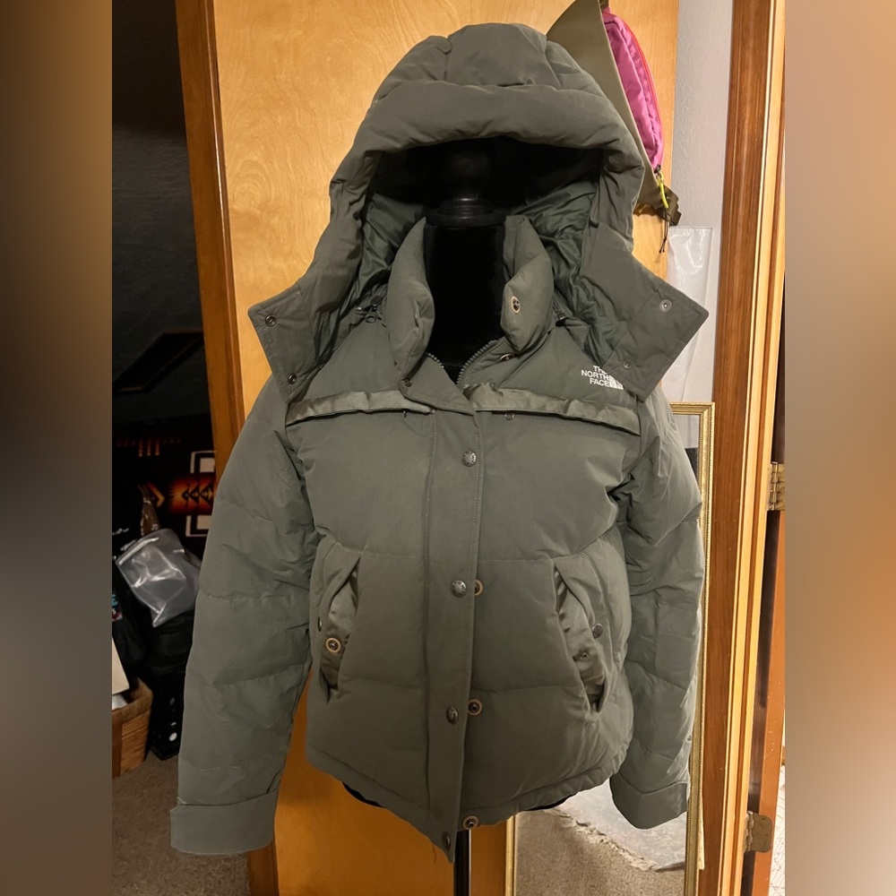 North face green puffer jacket, retro style, removable hood.